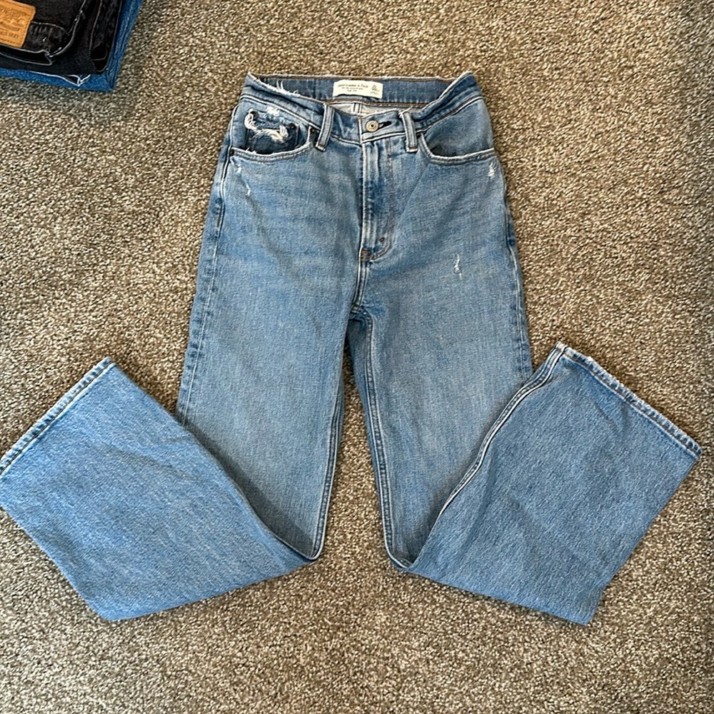 Abercrombie and Fitch 90’s Relaxed Jean - High Rise